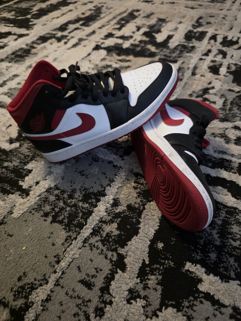 Air-Inspired Mens Mid-Top Sneakers in White/Black/Red